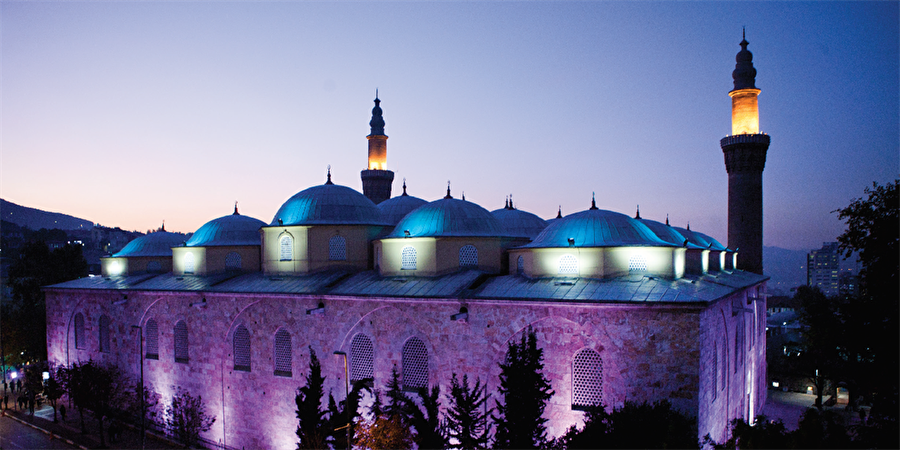 Osmanlı’nın kalbi Yıldırım Bayezid döneminde inşa edilen Bursa Ulucami, Mekke, Medine, Kudüs ve Şam’dan sonra İslamın beşinci kutsal mabedi olarak kabul ediliyor.