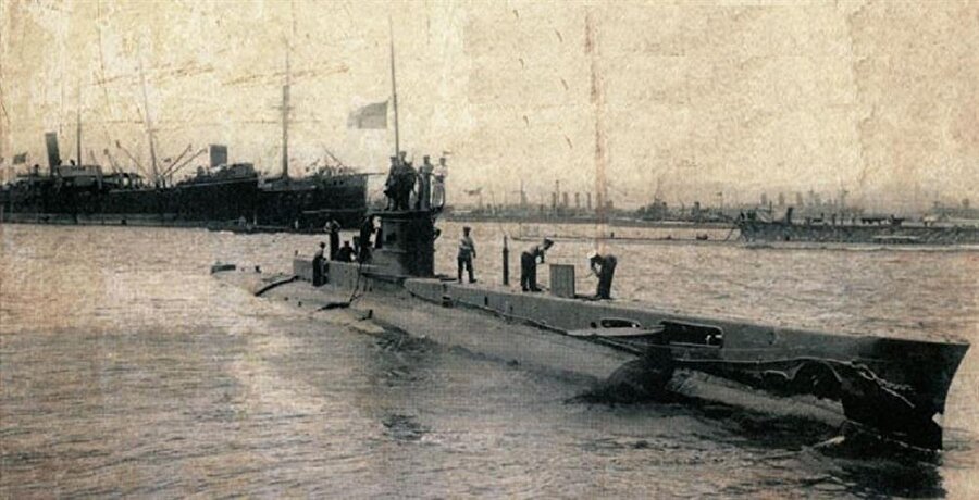 Boğaz’ı geçmeyi başardılar! Savaş süresince 22 müttefik denizaltısı kullanılmış, ilk olarak kara savaşlarının başladığı 25 Nisan 1915’te Avustralya’nın AE-2, 27 Nisan’da da İngilizlerin E-14 denizaltısı Çanakkale Boğazı’nı geçmeyi başarmıştı.