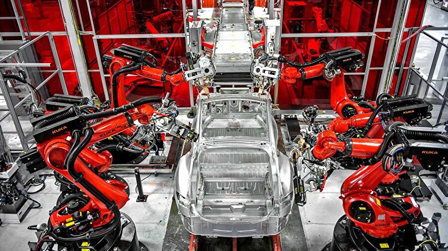 Tesla'nın üretim bantları tamamen robotların eline geçiyor. 