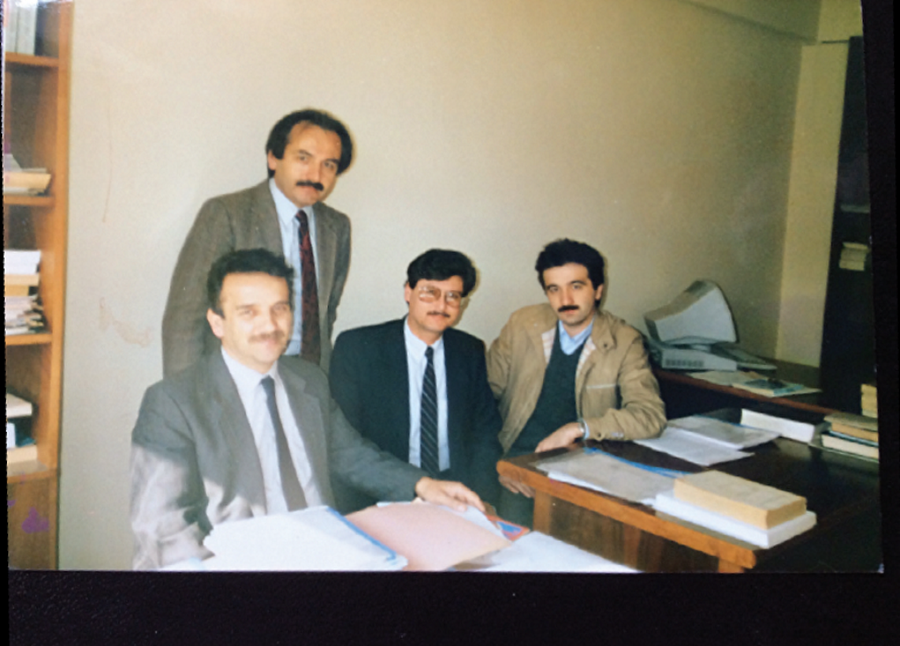 Prof. Dr. Mehmet İpşirli, Prof. Dr. Cevdet Küçük ve Prof. Dr. Feridun Emecen ile İslâm Araştırmaları Merkezi’nde (İSAM) ansiklopedi çalışmaları yaparken (1990)