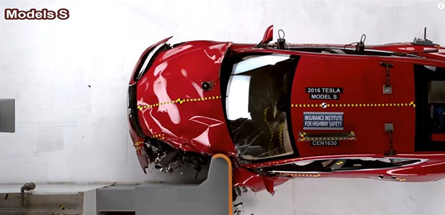 Tesla Model S'in ön çarpışma testindeki durumu.