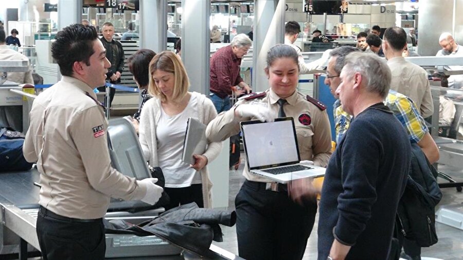 Birkaç ay önce alınan kararla birlikte Türkiye dahil olmak üzere sekiz farklı ülkeden ABD ve İngiltere'ye doğrudan uçuşlarda yolcuların elektronik ürünlerini bavullarında taşıması zorunlu hale geldi. 