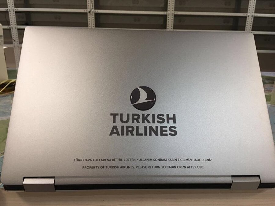 Türk Hava Yolları'nın ABD ve İngiltere'ye doğrudan uçuşlarda Business Class yolcularına dağıttığı dizüstü bilgisayar. Bilgisayar üzerinde "Türk Hava Yolları'na aittir. Lütfen kullanım sonrası kabin ekibimize iade ediniz." şeklinde bir uyarı da yer alıyor.
