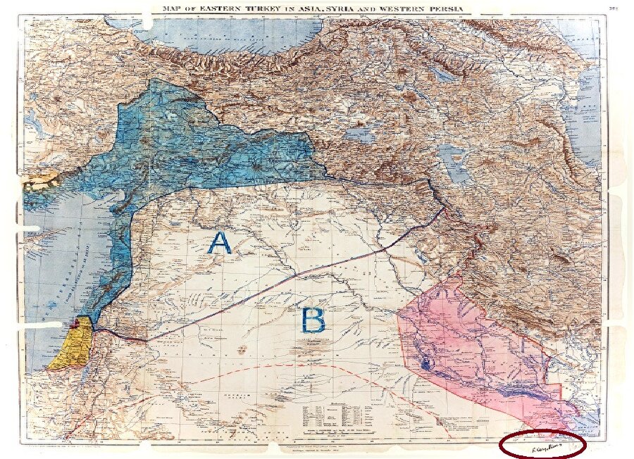 1916’da imzalanan Sykes-Picot anlaşması haritasında A bölgesi Fransa kontrolündeki Bağımsız Arap Devleti’ni, B bölgesi İngiltere kontrolündeki Bağımsız Arap Devleti’ni gösterir. Sarı renkle gösterilen Kudüs toprakları ise uluslararası bölge ilan edilecekti. Mark Sykes ve François Georges-Picot’nun harita üzerindeki imzaları (sağ alt köşe).