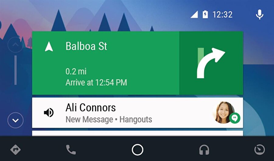 Android Auto'da sesli yönlendirmeye sahip navigasyon sisteme gömülü olarak geliyor. 