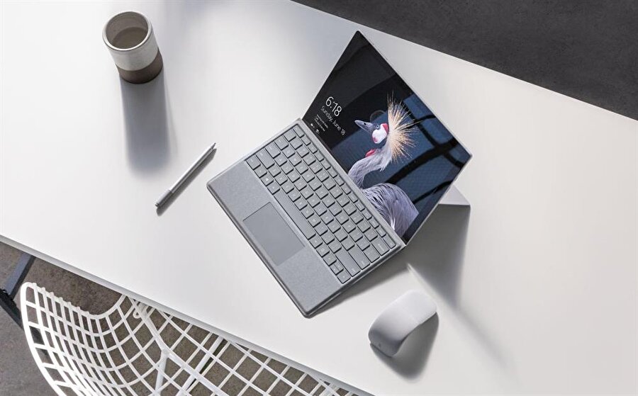 Microsoft, yeni Surface Pro ile masaüstü performansını dizüstü yapısıyla tekrardan buluşturuyor. 8.5 mm'lik kalınlık ve minimalist yapı en çok dikkat çeken detaylar arasında. 