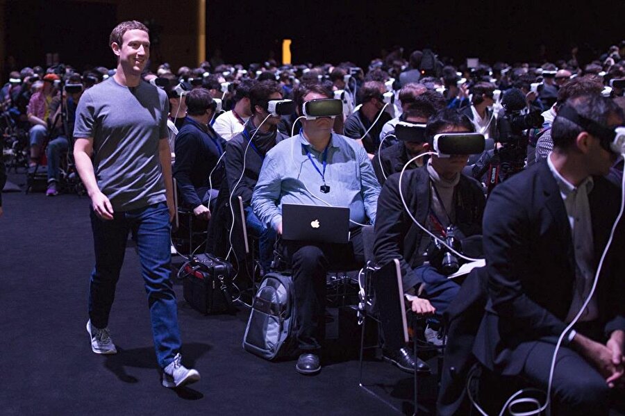 Facebook'un kurucusu Mark Zuckerberg, her konuşmasında 'küresel toplum' oluşturmayı amaçladığını vurguluyor. 