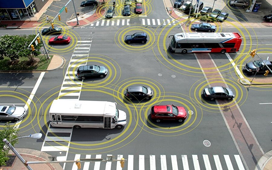 Şehirlerin de yenilenmesiyle birlikte akıllı teknolojiler ve sürücüsüz otomobillerin önemi daha net anlaşılacak. Zira bu sayede artık aygıtlar birbirleriyle çok daha sağlıklı iletişim kurabilecek. 
