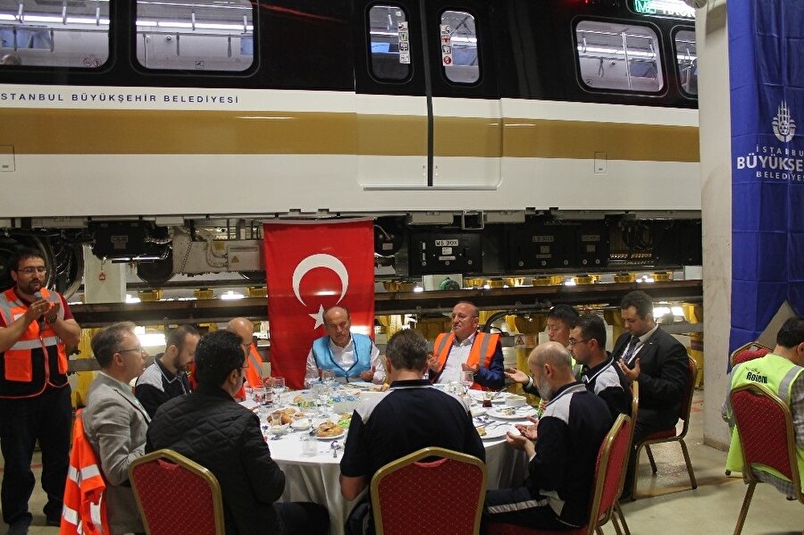 Vagonun raylara indirme töreni sonrasında Başkan Kadir Topbaş, çalışanlarla birlikte sahur yaparak, onlarla bol bol sohbet etti.