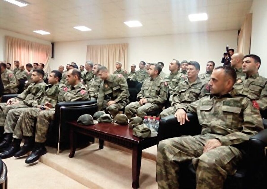 Katar Üssü'nde Türk askerlerine brifing verilirken