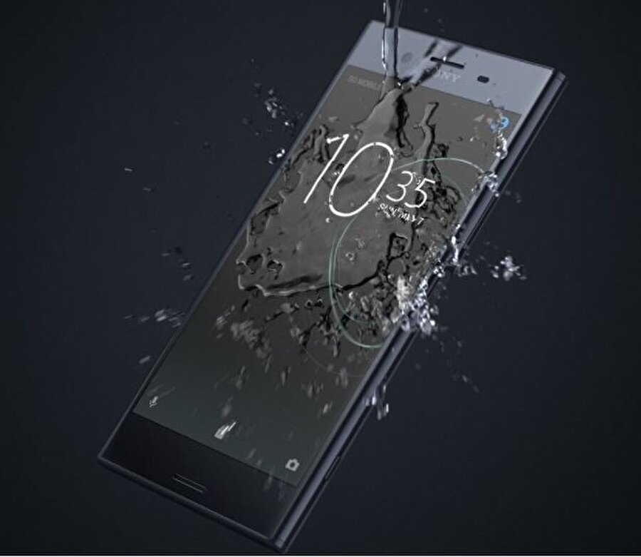 IP65/68 sertikalı telefon su dökülmesine ve toza karşı korumalı bir yapı sunuyor. Yağmurda bile endişe duymadan aramaları yanıtlamanıza imkan veriyor. 