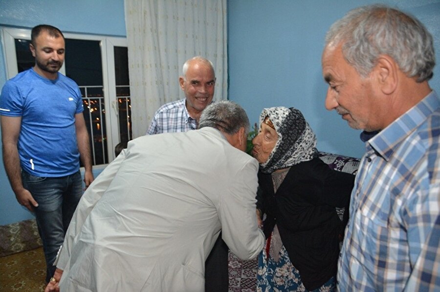 Birecik Belediye Başkanı Faruk Pınarbaşı, Meryem Nine'yi ziyaret etti.