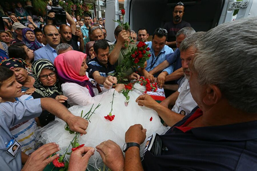 Ceylin'in cenazesinde tabutun üzerine gelinlik serildi