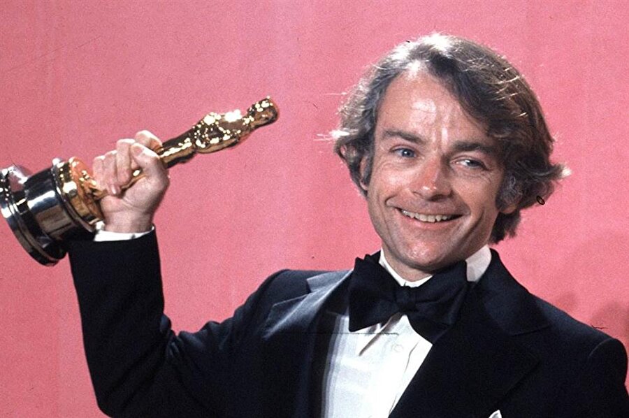 Avildsen, Rocky ile kazandığı Oscar heykelciğiyle. (1977)