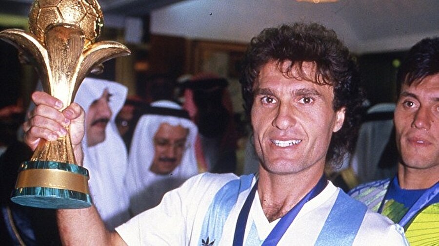 1992'de düzenlenen ilk turnuvanın galibi Arjantin'di. (Kaptan Oscar Ruggeri ve kupa.)