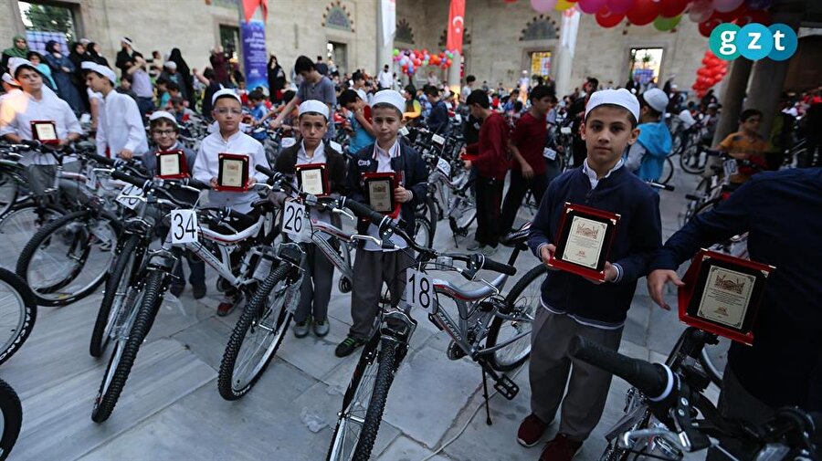 Bugün sabah namazının ardından düzenlenen törende çocuklar bisikletlere ek olarak bir de plaketle ödüllendirildi. 