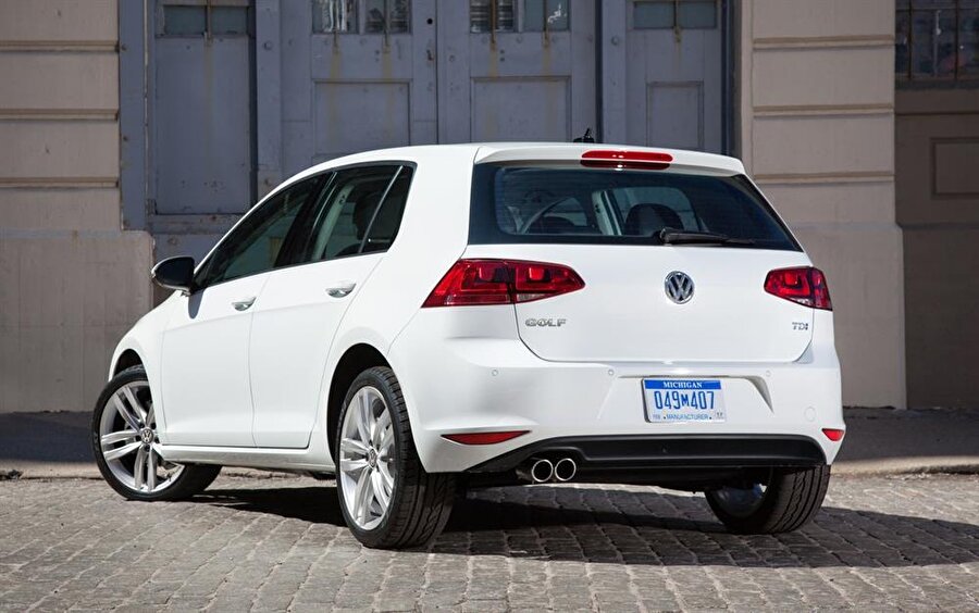 Volkswagen otomobillerde Eylül 2015'te ortaya çıkan emisyon hilesi, bu işlemin toplamda toplamda 11 milyon otomobil üzerinde uygulandığını netleştirmişti. 