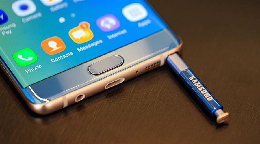 Tahminlere doğrultusunda Samsung'un yeni tepe seviyesi akıllı telefonu Galaxy Note 8'in rafa çıkış fiyatı 999 euro olacak.