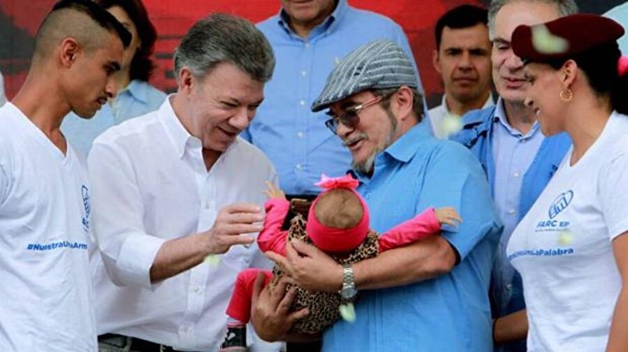 FARC'ın bazı kadın militanlarının çocuklarıyla katıldığı törende Santos ve Londono, barış anlaşmasından sonra kampta doğan bebekleriyle platforma gelen örgüt mensubu bir çifti tebrik etti.