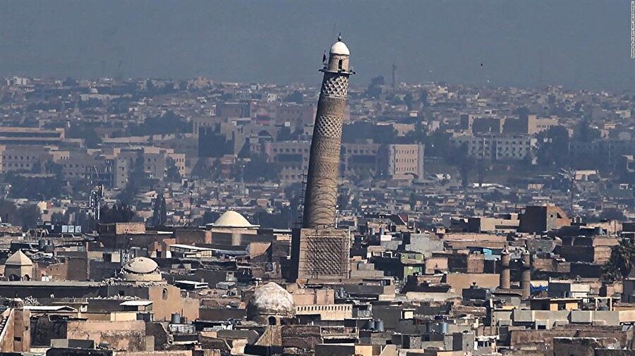 El Nuri Camisi'nin yıkılan minaresine ait eski bir fotoğraf.