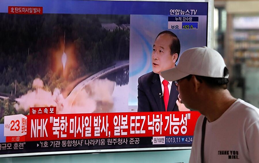 Kuzey Kore'nin füze denemesini televizyondan izleyen bir Güney Koreli.