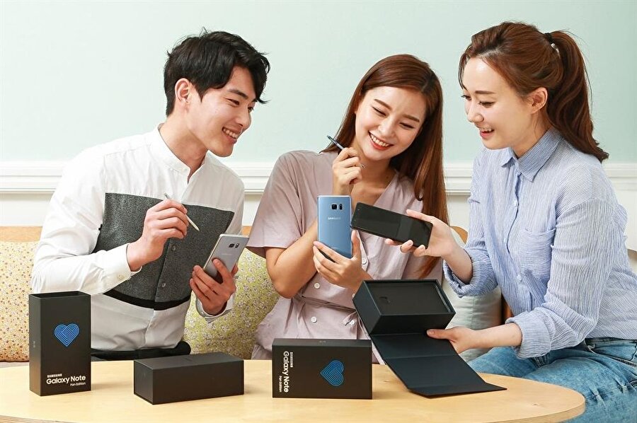 Bildiğimiz üzere Samsung, sanal asistanı Bixby’yi ilk kez Galaxy S8 ile birlikte tanıtmıştı. Böylece S8’den sonra bir başka Samsung modeli daha Bixby ile birlikte piyasaya çıkmış oldu.