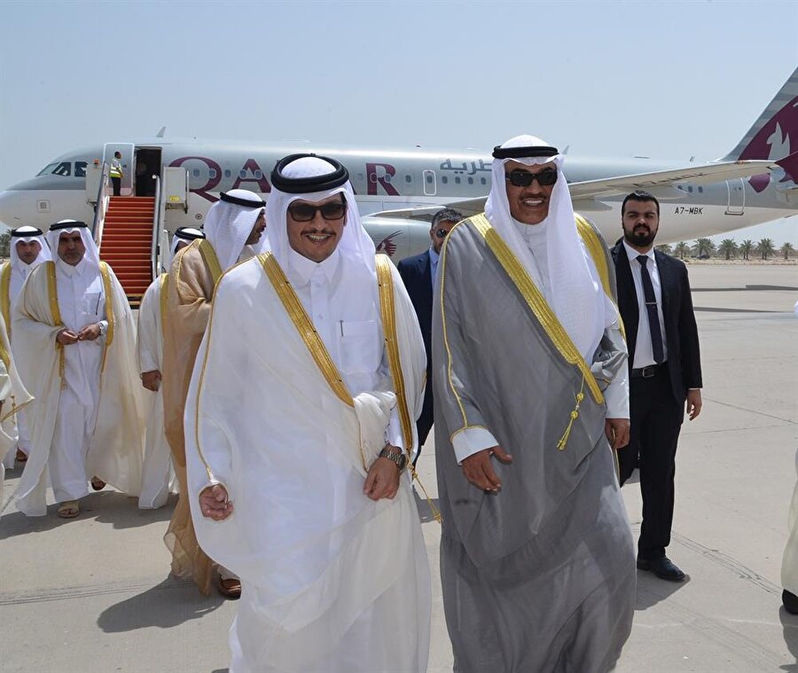 Katar Dışişleri Bakanı Muhammed bin Abdurrahman Al Sani (Solda), Katar'ın cevabını iletmek üzere pazartesi günü Kuveyt'e gitmişti.