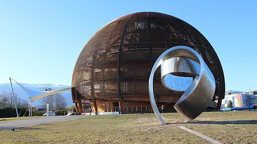 Parçacıklara kütlelerini verdiği düşünülen Higgs Bozonu, Fransa-İsviçre sınırında yerin 100 metre altında bulunan CERN tesislerinde yapılan deneyler sonucunda 2013 yılında keşfedilmişti. 