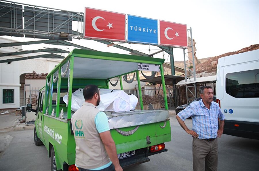 Sınırdan cenazeleri teslim alan İHH, Suriyeli kadın ve çocuğunu defin işlemlerinin yapılacağı köye götürdü.