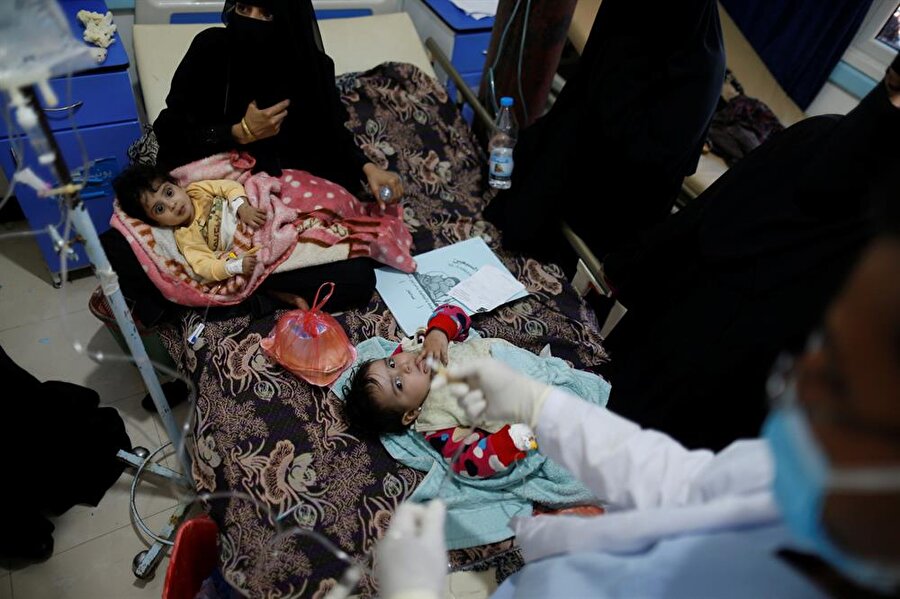 Yemen'deki kolera salgınından etkilenen çocuklar.