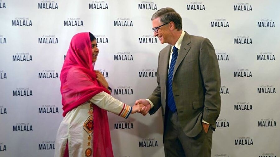 Bu karşılamadan önce 2015 yılında Gates ve Yousefzai New York’ta bir araya gelmişti. Yousefzai’nin hayatını anlatan He Named Me Malala’nın tanıtım toplantısında biraraya gelmişlerdi.