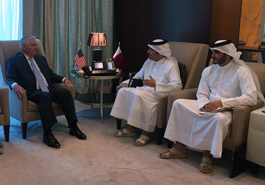 ABD Dışişleri Bakanı Rex Tillerson (Solda) ve Katar Dışişleri Bakanı Al Sani (Ortada).