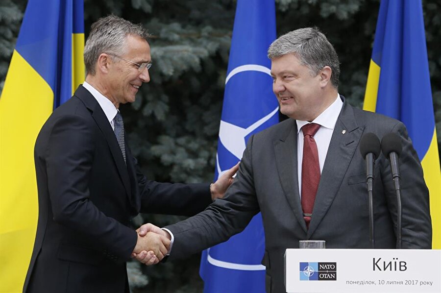 NATO Genel Sekreteri Jens Stoltenberg (Solda) ve Ukrayna Cumhurbaşkanı Petro Poroşenko (Sağda).