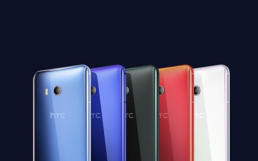 HTC U11; gümüş, mavi, kırmızı, beyaz ve siyah olmak üzere toplam beş renk seçeneğiyle satışa sunuldu.