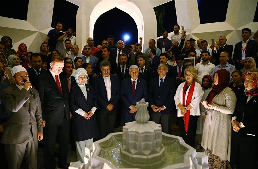 Cumhurbaşkanı Erdoğan, hitabının ardından beraberindekilerle dua ederek Şehitler Makamı’nın açılışını yaptı.