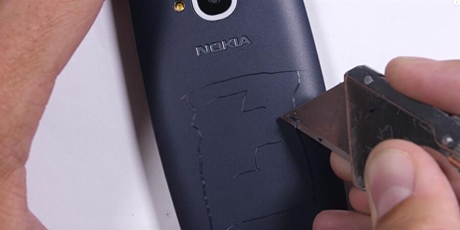 Yeni Nokia 3310, tamamen plastik gövdesi sebebiyle çizilmeler konusunda hayli hassas. Dolayısıyla en ufak bir maket bıçağı darbesi bile telefonda derin çizikler oluşmasına sebebiyet veriyor. 