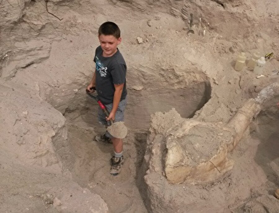 Jude Sparks, bulduğu fosille poz veriyor.