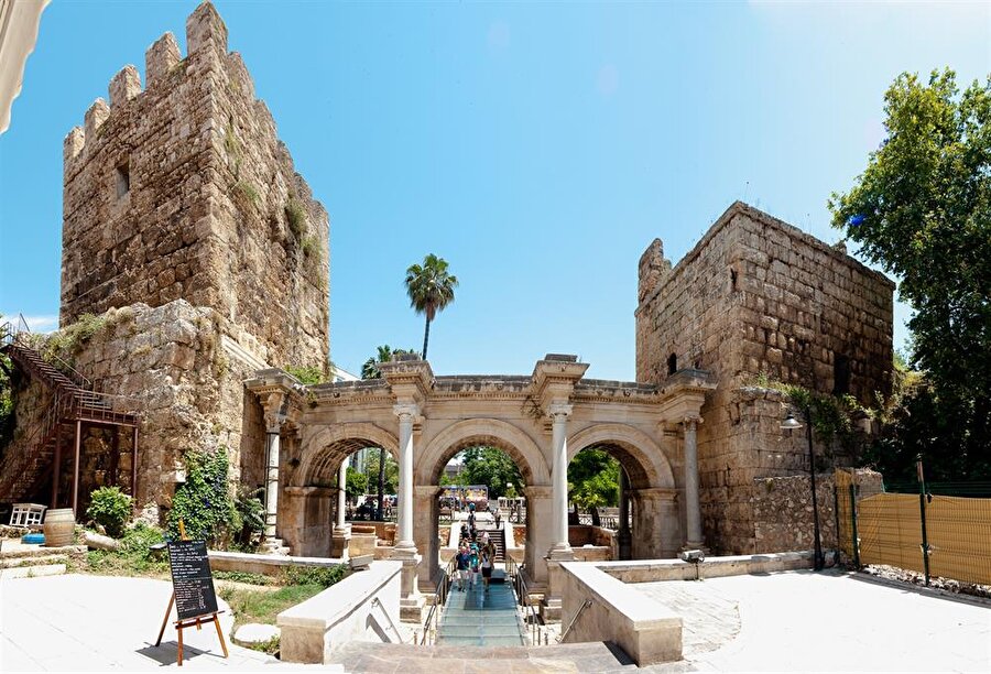 Antalya'da bulunan Hadrian Kapısı.
