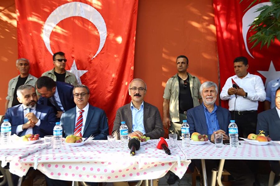 Kalkınma Bakanı Lütfi Elvan, Mersin'de vatandaşlarla bir araya geldi.