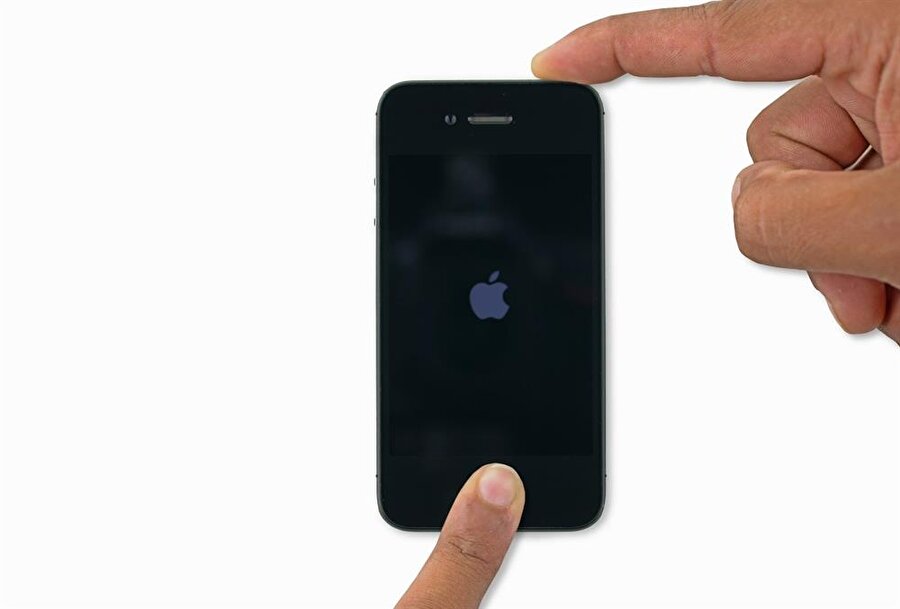 Donan ya da uygulamaların çalışması konusunda yanıt vermeyen iPhone'ları yeniden başlatmak için ana ekran ve kilit düğmesine aynı anda basılı tutmak yeterli.