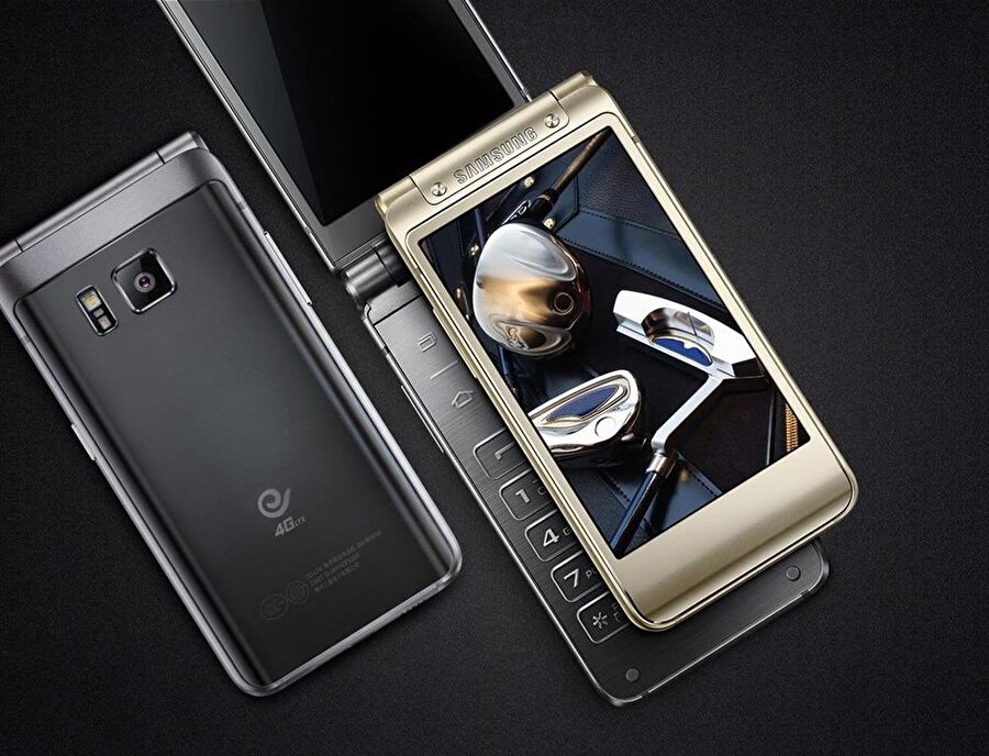 Samsung'un yeni kapaklı akıllı telefonu siyaha ek olarak bir de altın rengiyle satışa çıkacak. Lakin renk ve diğer tüm detaylar birkaç gün sonra gerçekleşecek olan etkinlikte belli olacak.