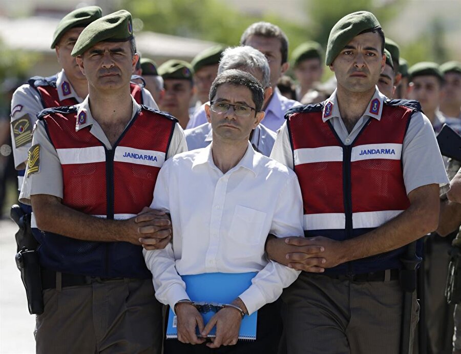 Darbe kalkışmasının en önemli sivil imamlarından olan FETÖ'cü vatan haini Kemal Batmaz duruşmaya böyle getirildi.