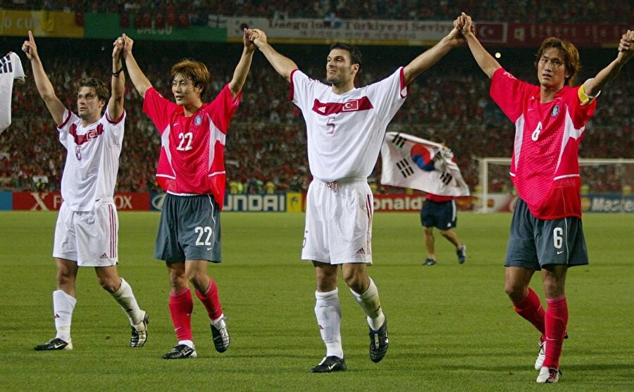 2002 Dünya Kupası'nda üçüncülük maçını Güney Kore ile oynayan milli takımımız, maçı kazanmasının ardından maç sonunda Güney Koreli futbolcular ile birlikte taraftarı selamladı.
