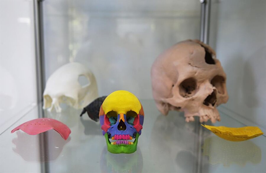 Sağlık Bilimleri Üniversitesi Rektörü Prof. Dr. Cevdet Erdöl, yaptığı açıklamada, METÜM'ün insanın kafatasında kopan bir parçanın ya da vücudundaki başka bir kemiğin adeta yedek parçasını, üç boyutlu yazıcıyla üreten bir merkez olduğunu söyledi.