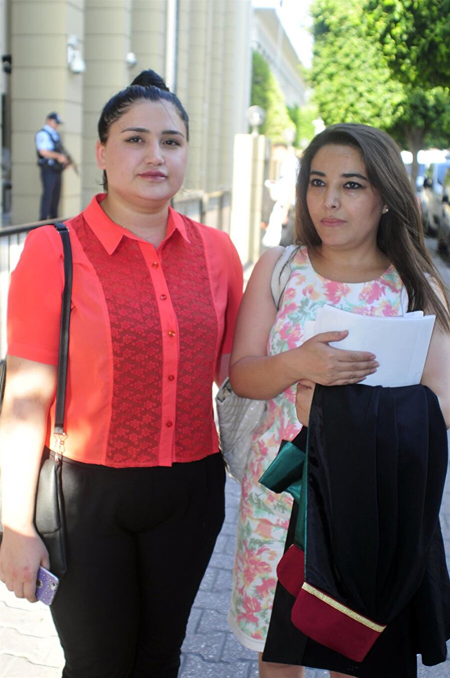 Sahte estetikçinin mağdurlarından hemşire Merve Keleş (Solda)