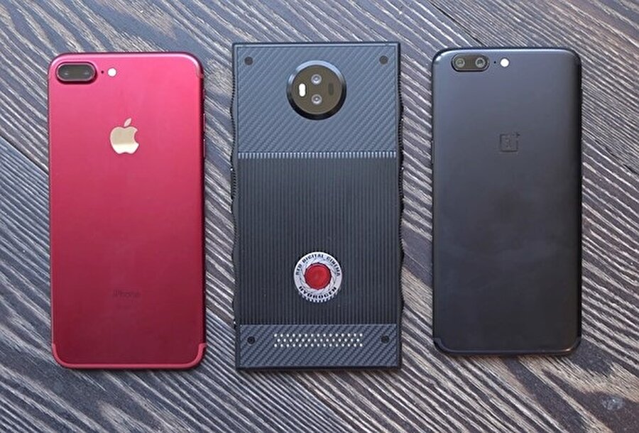 Ekran boyutu sebebiyle RED'in yeni akıllı telefonunun iPhone 7 Plus dahi büyük olduğu görülebiliyor. 