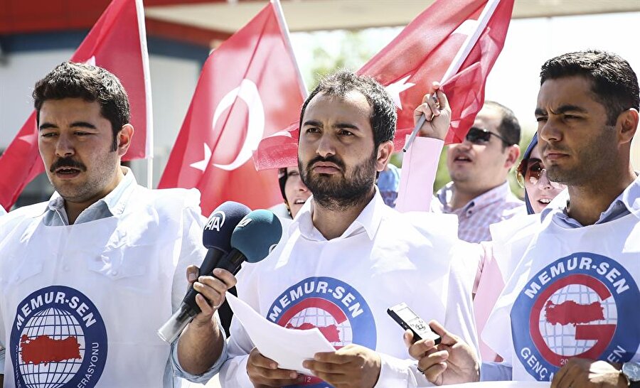 Memur Sendikaları Konfederasyonuna (Memur-Sen) bağlı Genç Memur-Sen Ankara İl Başkanı Bekir Engül (ortada), duruşmanın yapıldığı Sincan Ceza İnfaz Kurumları kampüsü önündeki açıklamasında, Fetullahçı Terör Örgütü'nün (FETÖ) 15 Temmuz 2016'da yaptığı darbe girişimini unutmayacaklarını ve eyleme ilişkin davaların takibine devam edeceklerini belirtti.
