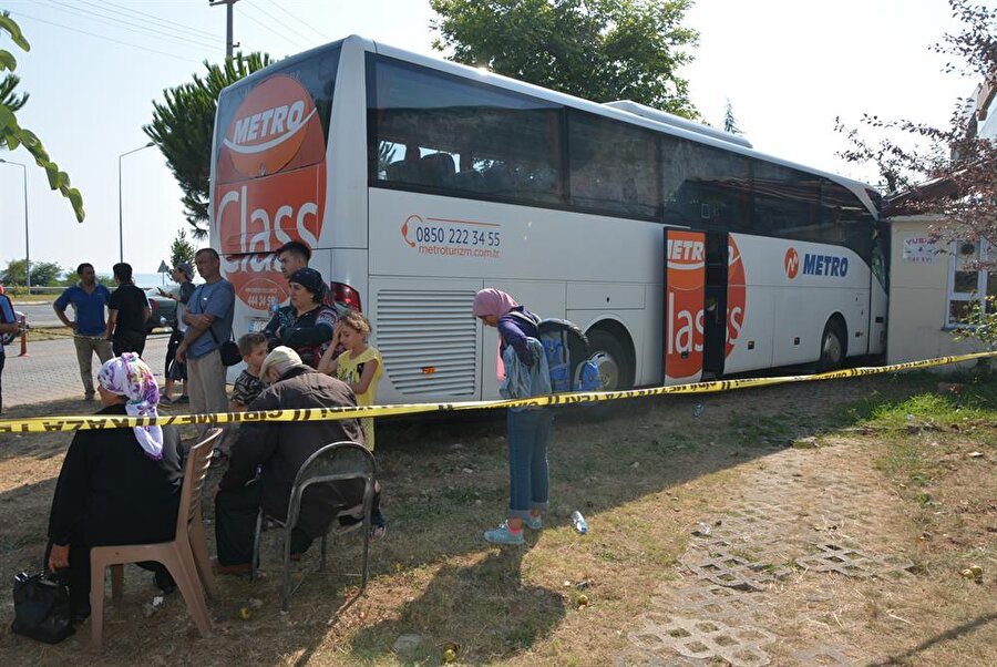 Kazayı hafif sıyrıklarla atlatan yolcular bir başka otobüsün kendilerini almasını bekledi.