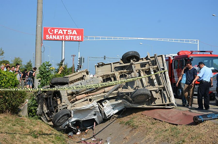 Otobüsün çarptığı kamyonet.