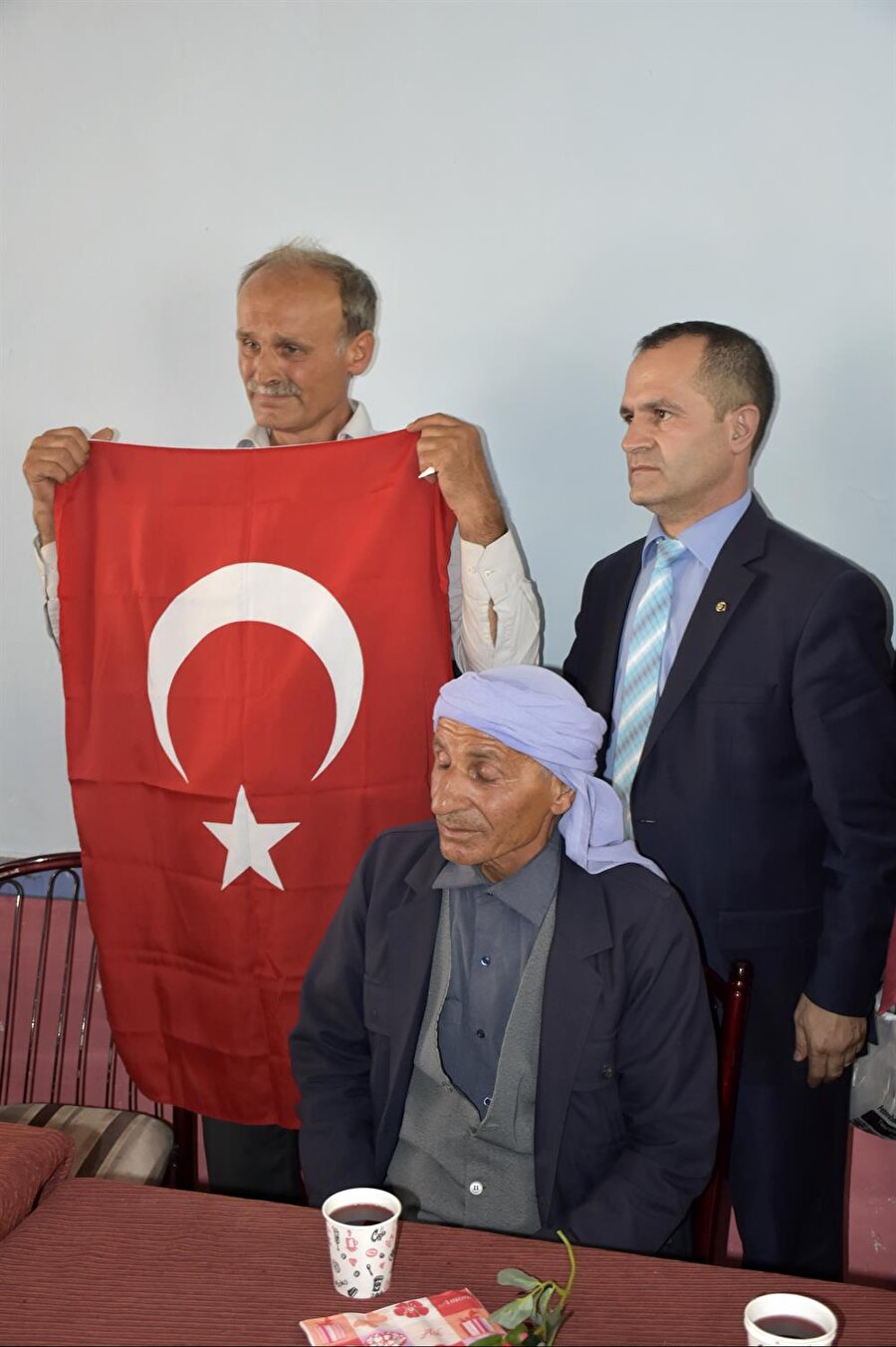 Şehit Öğretmen Necmettin Yılmaz'ın babası Hamit Yılmaz (Elinde bayrak olan)